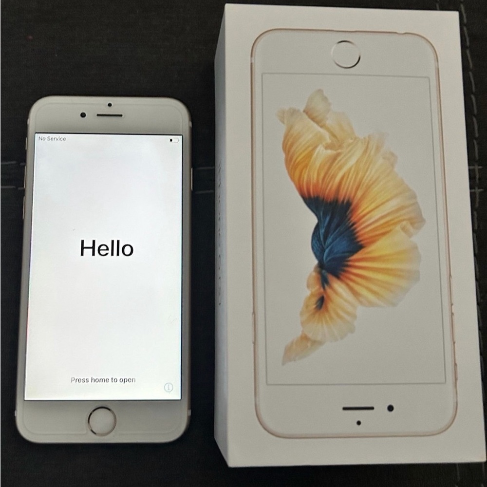 Apple iPhone 6S in White with Gold Accents